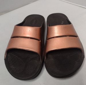 OOFOS OOahh Unisex Recovery Slide Sandals W11 M9 Pink Metallic Comfort B